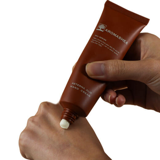 アロマシア　ハンドクリーム　手の甲にのせたテクスチャ